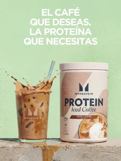 Bote de Protein Iced Coffee de MyProtein junto a un vaso de café con hielo.